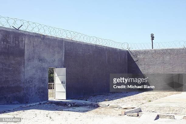 robben island prison cape town - alambrada fotografías e imágenes de stock