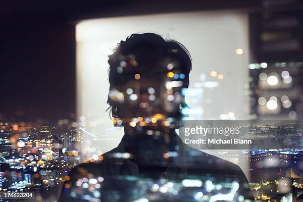 silhouette of business man against city - persona irriconoscibile foto e immagini stock