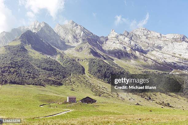 col d'aravis, haute savoie - haute savoie stockfoto's en -beelden