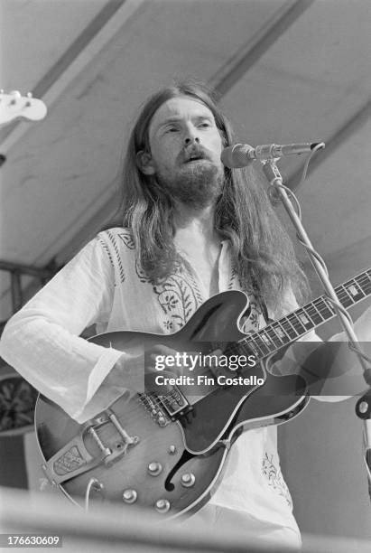 26th AUGUST: Simon Cowe performs live on stage with Jack The Lad at Reading Festival on 26th August 1973.
