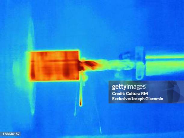 thermal image of drilling into a component, showing the heat bulidup on the drill bit, component and shavings - drill bit stockfoto's en -beelden