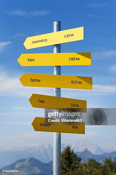 austria, salzkammergut, arrow signs at zwoelferhorn mountain near st. gilgen - señal de dirección fotografías e imágenes de stock