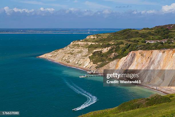 england, isle of wight, view of alum bay and chalk cliff at the needles - isle of wight - fotografias e filmes do acervo