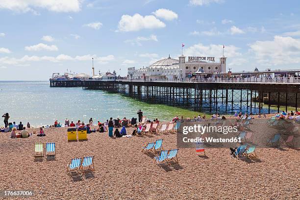 engladn, sussex, brighton, view of beach at brighton pier - brighton races stock pictures, royalty-free photos & images