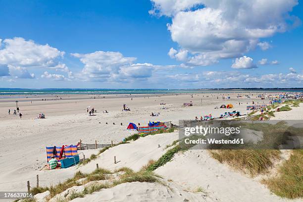 england, sussex, chichester, beach at west wittering - beach shelter stockfoto's en -beelden