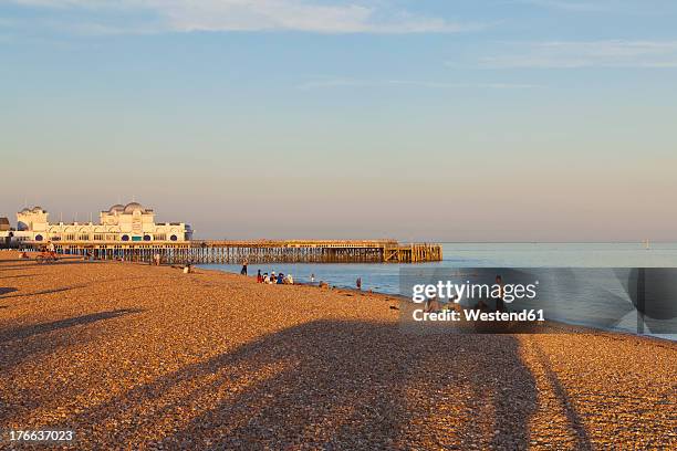 england, hampshire, portsmouth, view of beach at south parade pier - southsea - fotografias e filmes do acervo