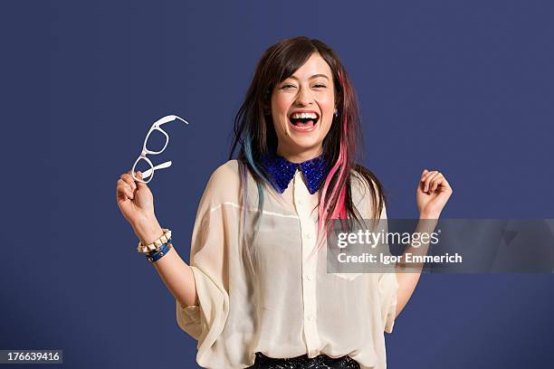 portrait of young woman with dyed hair holding glasses - style studio day 1 stock-fotos und bilder