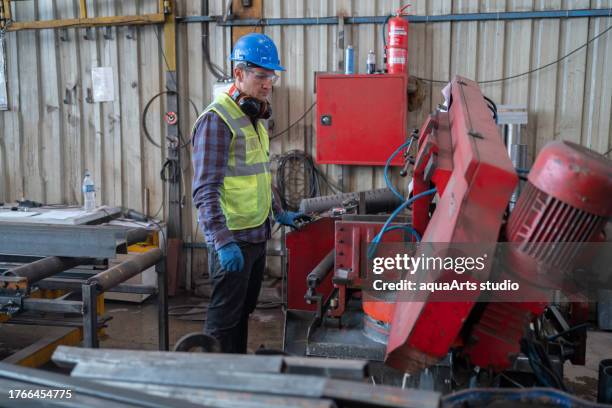 Machine Operator Cutter 300 Milling Machine Operator Stock Photos, High-Res Pictures, and ...