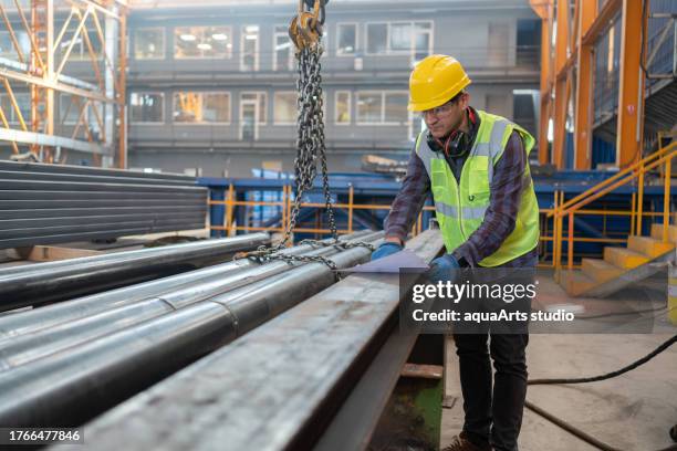operaio metallurgico maschio in una fabbrica - industria metallurgica foto e immagini stock