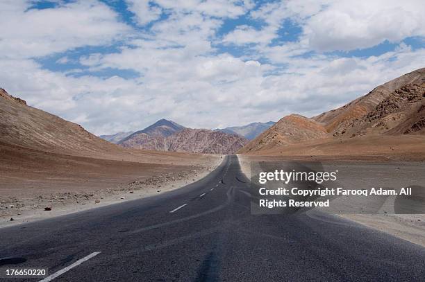 journey to the himalayas - magnetic hill ladakh photos et images de collection