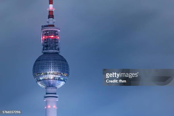 television tower berlin atnight (fernsehturm, germany) - television tower berlin - fotografias e filmes do acervo