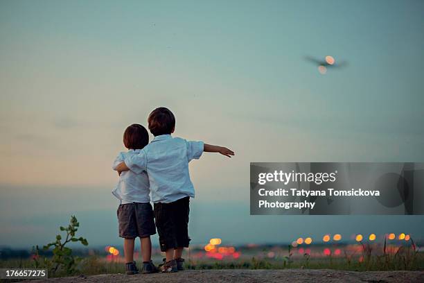 two boys on an airport - kid in airport stock-fotos und bilder