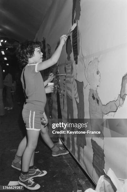 Atelier de peinture pour enfants dans la station Château Rouge du métro de Paris, le 10 mai 1979.