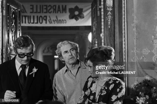 Michael Caine, Robert Parrish et Catherine Rouvel sur le tournage du film 'Marseille contrat', en janvier 1974.