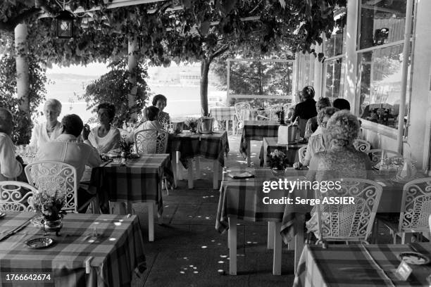 La terrasse du restaurant 'La Réserve' à Bandol, en juillet 1980.