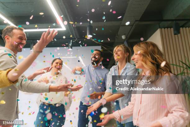 party in the office - firande bildbanksfoton och bilder
