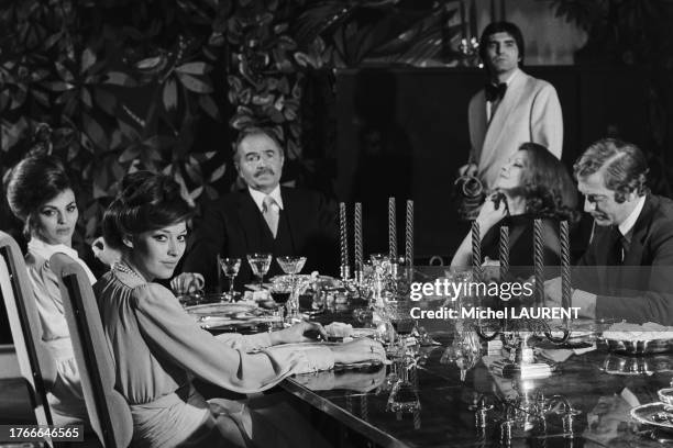 Catherine Rouvel, Maureen Kerwin, James Mason et Michael Caine sur le tournage du film 'Marseille contrat', en janvier 1974.