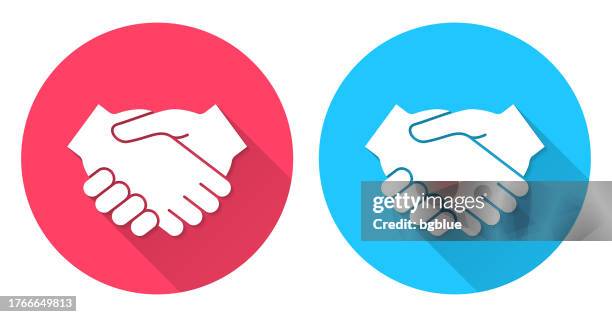 ilustrações, clipart, desenhos animados e ícones de handshake. ícone redondo com sombra longa no fundo vermelho ou azul - design de sombra longa