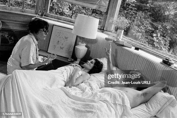 Nadine Trintignant, Fanny Ardant et Jean-Louis Trintignant sur le tournage du film 'L'Eté prochain', en juillet 1984.