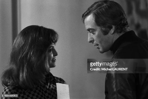 Catherine Rouvel et Michael Caine sur le tournage du film 'Marseille contrat', en janvier 1974.
