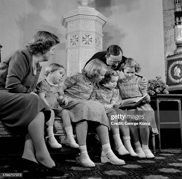 Queen Juliana and Prince Bernhard with daughters Princesses Marijke , Beatrix, Margriet and Irene at Soestdijk Palace in Baarn, November 1950.