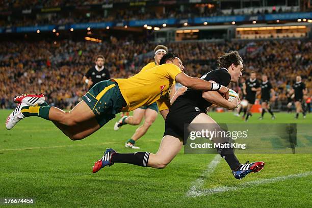 Ben Smith of the All Blacks beats Christian Lealiifano of the Wallabies to score a try during The Rugby Championship Bledisloe Cup match between the...