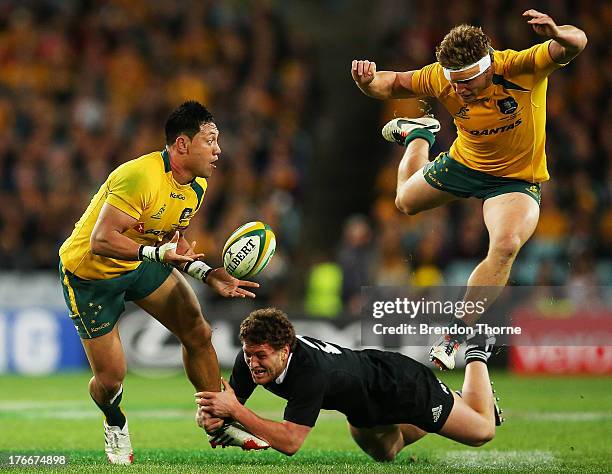 Christian Lealiifano of the Wallabies offloads the ball to team mate Michael Hooper during The Rugby Championship Bledisloe Cup match between the...