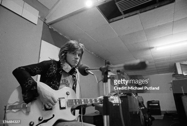 Welsh singer, guitarist and record producer Dave Edmunds at Rockfield Studios, Monmouthshire, Wales, September 1973.