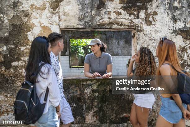 tour guide presenting historic ancient ruins - guide dog bildbanksfoton och bilder