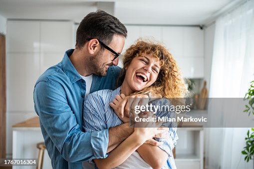 Eine wunderbare Szene der Liebe und des Glücks zwischen einem verliebten Paar, das seine neue Wohnung genießt Eine wunderbare Szene der Liebe und des Glücks zwischen einem verliebten Paar, das seine neue Wohnung genießt