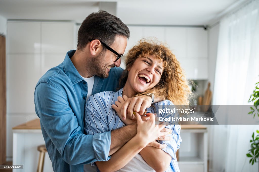 Uma cena maravilhosa de amor e felicidade entre um casal apaixonado curtindo seu novo apartamento