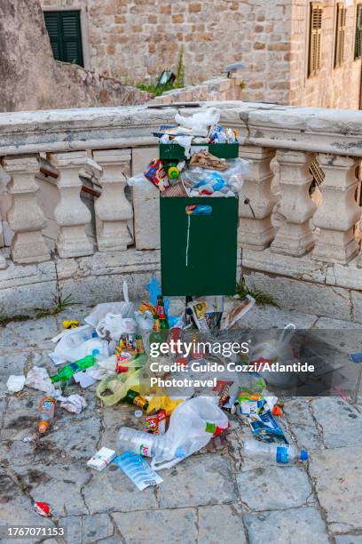 Overflow Dustbin 110 Trash In Overflowing Garbage Can On Street Stock Photos, High-Res ...