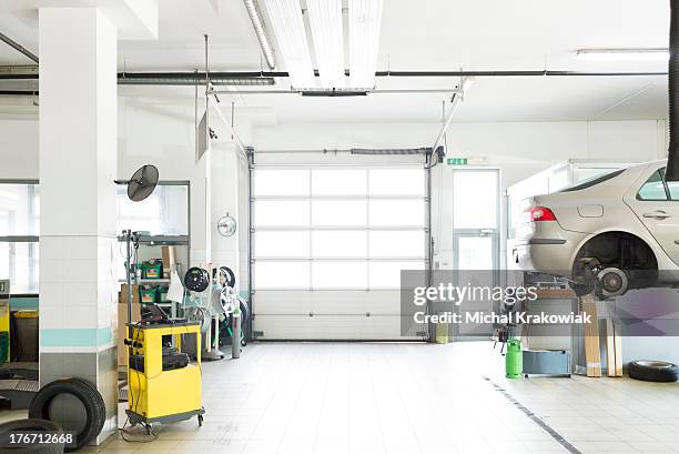 garaje de reparación de automóviles y estacionamiento - plataforma-hidráulica fotografías e imágenes de stock