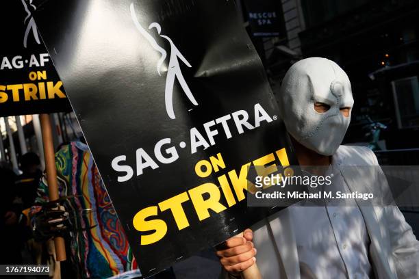 Members of SAG-AFTRA participate in a solidarity Screamfest picket outside of the Netflix/Warner Bros. Discovery offices on October 31, 2023 in New...