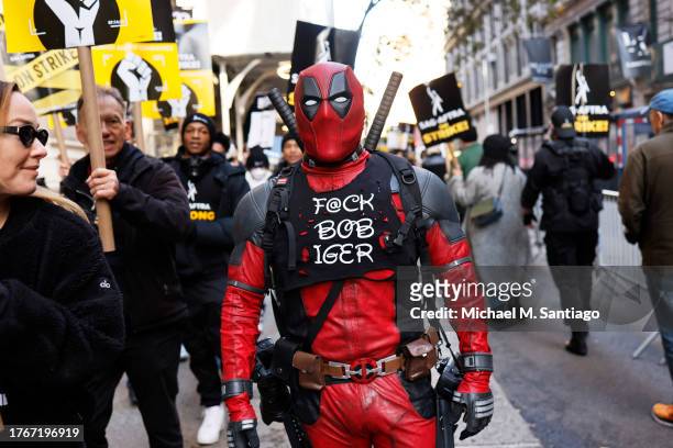 Members of SAG-AFTRA participate in a solidarity Screamfest picket outside of the Netflix/Warner Bros. Discovery offices on October 31, 2023 in New...