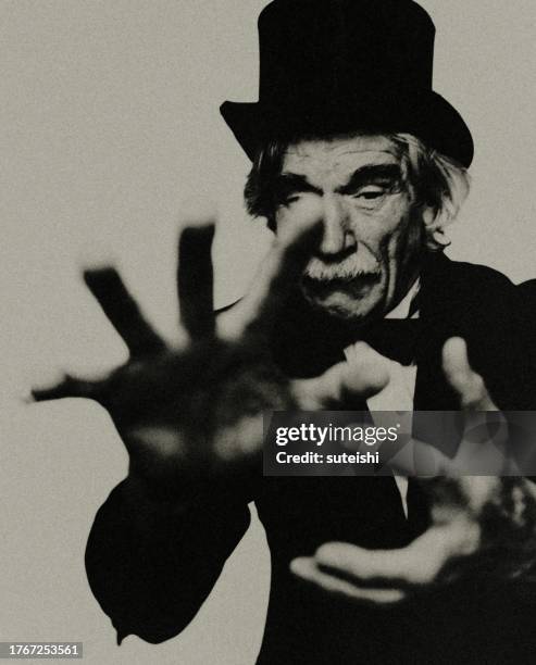 der alte zauberer. - hypnose stock-fotos und bilder