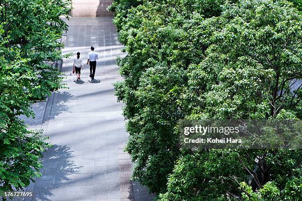 business district and green - business mann gehen im freien stock-fotos und bilder