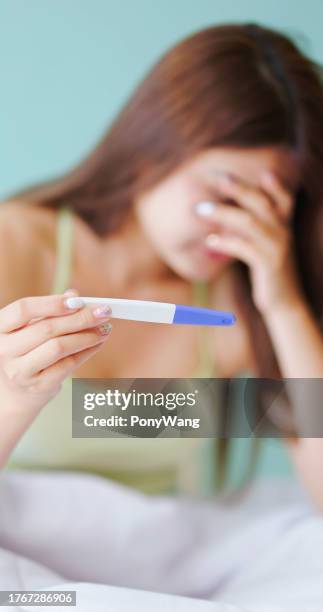 la mujer tiene una prueba de embarazo - prueba-de-embarazo fotografías e imágenes de stock