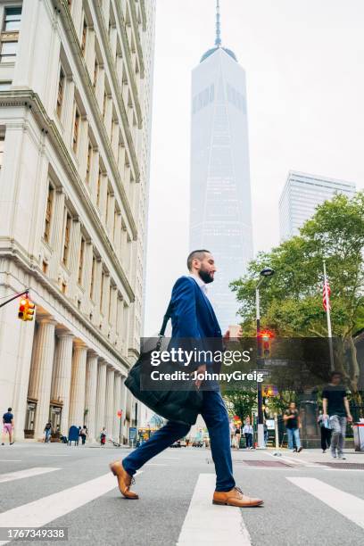 uomo d'affari barbuto che attraversa fulton street, nyc - strisce pedonali foto e immagini stock