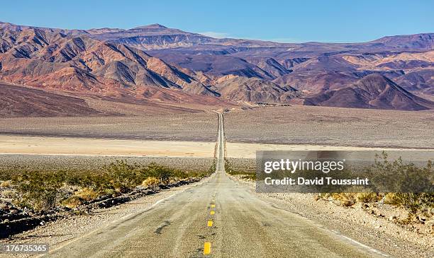 panamint valley vanishing point - death valley stockfoto's en -beelden