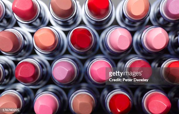 overhead view of lipsticks - 化妝品 個照片及圖片檔