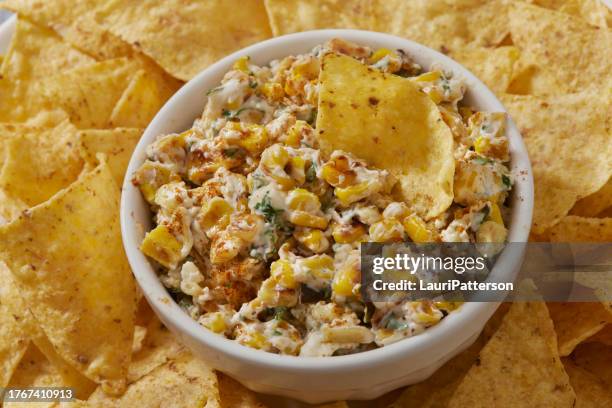 dip de maíz callejero mexicano a la parrilla - salsa espesa fotografías e imágenes de stock