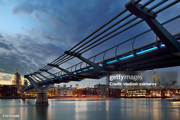 city of london and millennium bridge at sunset - obstruir - fotografias e filmes do acervo