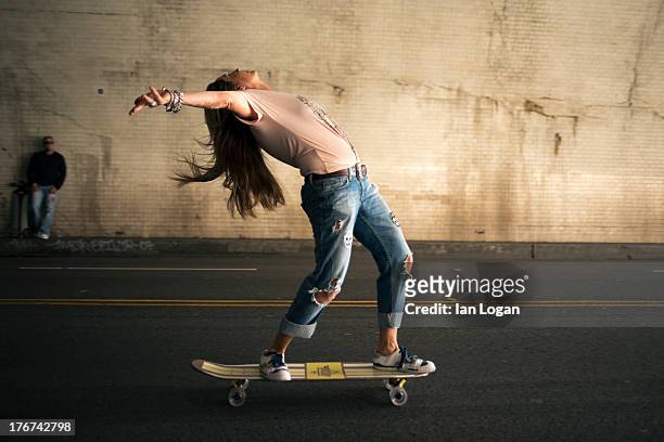 woman skateboarding in tunnel - freiheit stock-fotos und bilder
