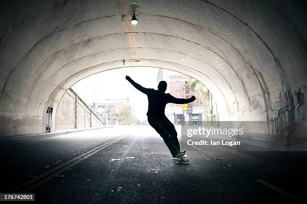 male skateboarding silhouette - los angeles city stock-fotos und bilder