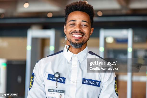 travailleur de la sécurité de l’aéroport de sexe masculin noir - agent de sécurité photos et images de collection