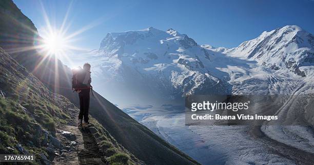 climber watching a glacier at sunrise - monte rosa - fotografias e filmes do acervo