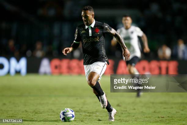 Alex Teixeira of Vasco da Gama controls the ball during the match between Vasco da Gama and Botafogo as part of Brasileirao 2023 at Sao Januario...