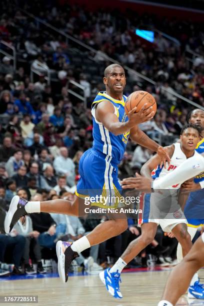 Chris Paul of the Golden State Warriors shoots the ball against the Detroit Pistons during the fourth quarter at Little Caesars Arena on November 06,...