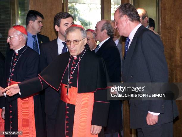 Spain King Juan Carlos talks to Spanish Cardinal Antonio Maria Rouco Varela at an episcopal conference in Madrid 20 November 2001. AFP PHOTO...